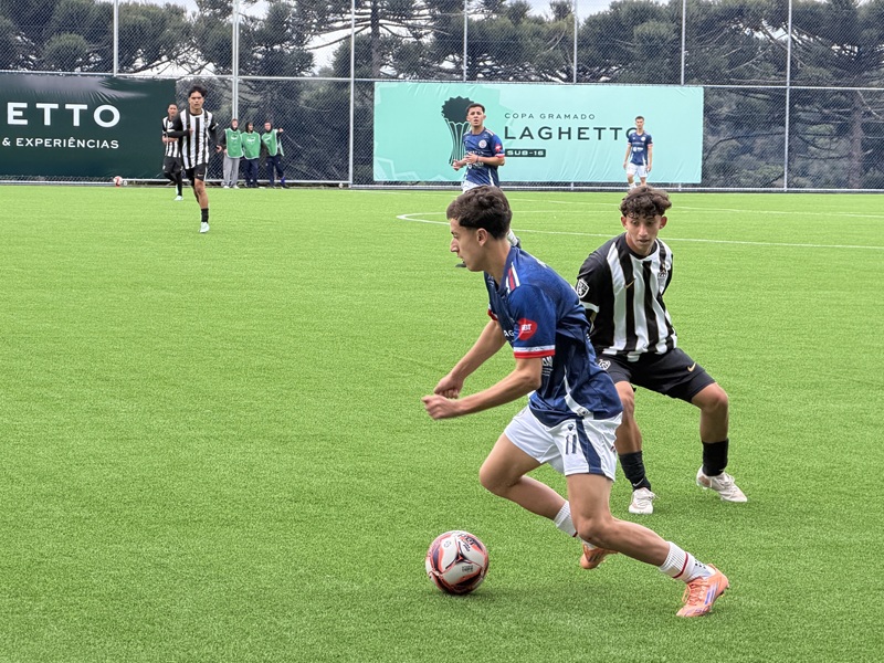Com hat-trick de atacante do Atlético Mineiro, terceira rodada da Copa Gramado tem vitórias matutinas e empates à tarde 1 Foto lance jogo Gramadense e Atletico MG - Acontece Gramado
