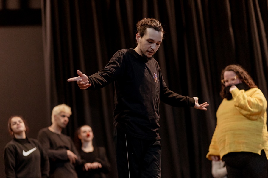 Teatro da Serra Gaúcha ganha destaque na VI Maratona de Monólogos em Canela 1 Menino homem - Acontece Gramado