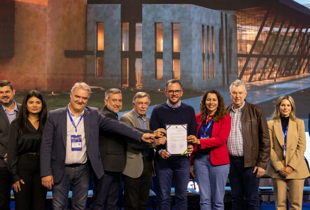 Ordem de início das obras do aeroporto regional na Serra Gaúcha é assinada durante a Mercopar 1 Mercopar 2026 Assinatura ordem de servico para inicio das obras do aeroporto de Caxias do Sul - Acontece Gramado
