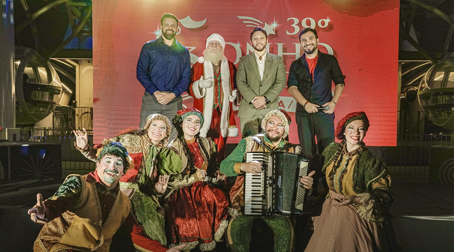 Sonho de Natal de Canela anuncia novidades e 40 descidas de rapel do Papai Noel na Catedral de Pedra 1 Secretario Athos prefeito e adjunto Jaison com Papai Noel e Mensageiros do Sonho - Acontece Gramado